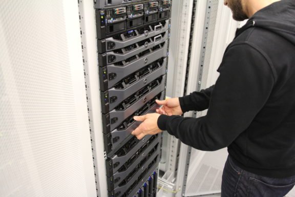 Die SSD-Server werden ins Rack eingebaut