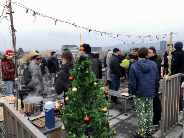Vorzüge des neuen Büros: Weihnachtsapéro mit Sicht über die Dächer von Basel.