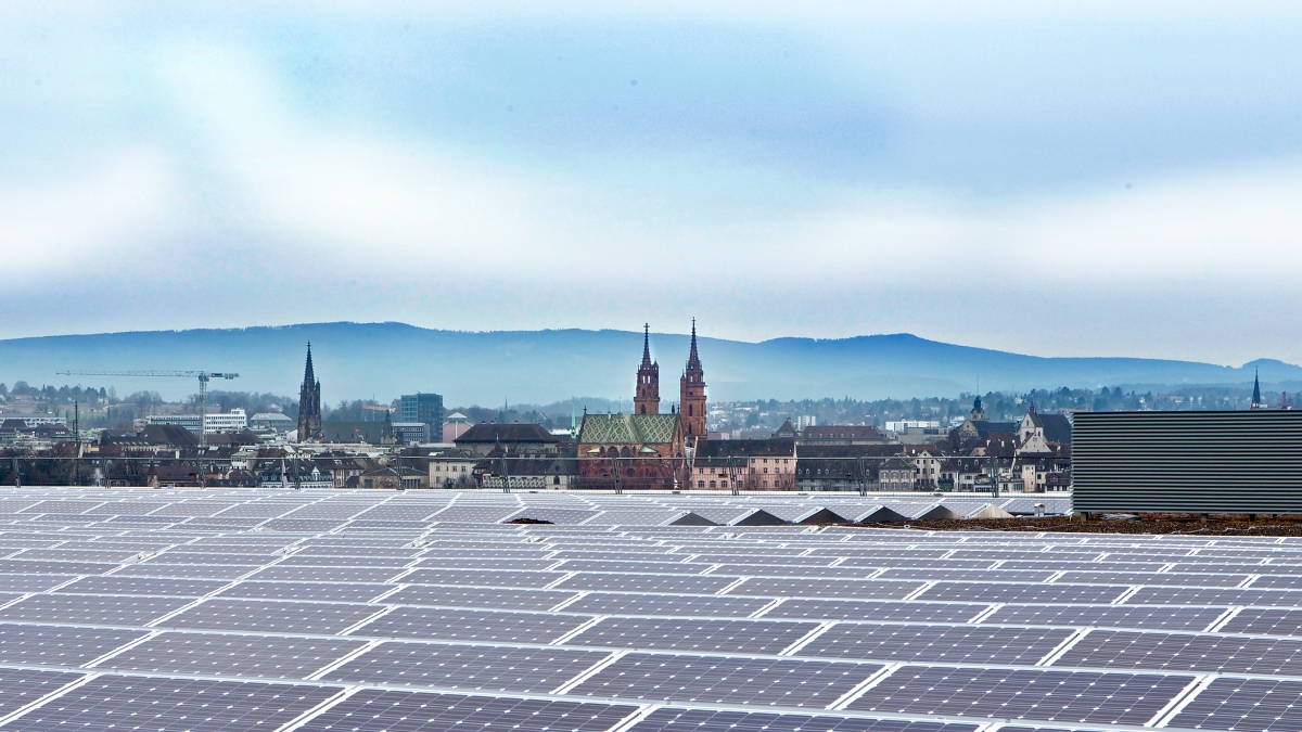 Solaranlage von IWB auf dem Dach der Messe Basel